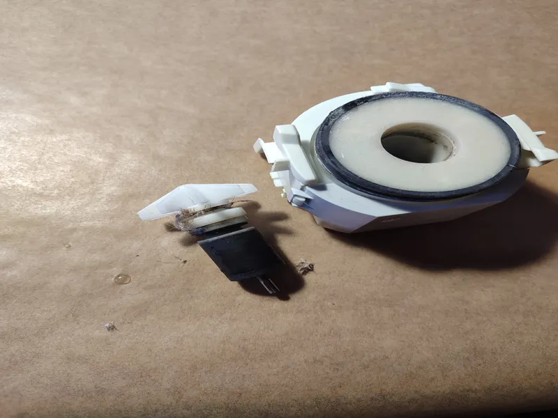 Rotor čerpadla myčky Bosch zablokovaný namotanými vlasy a nitěmi